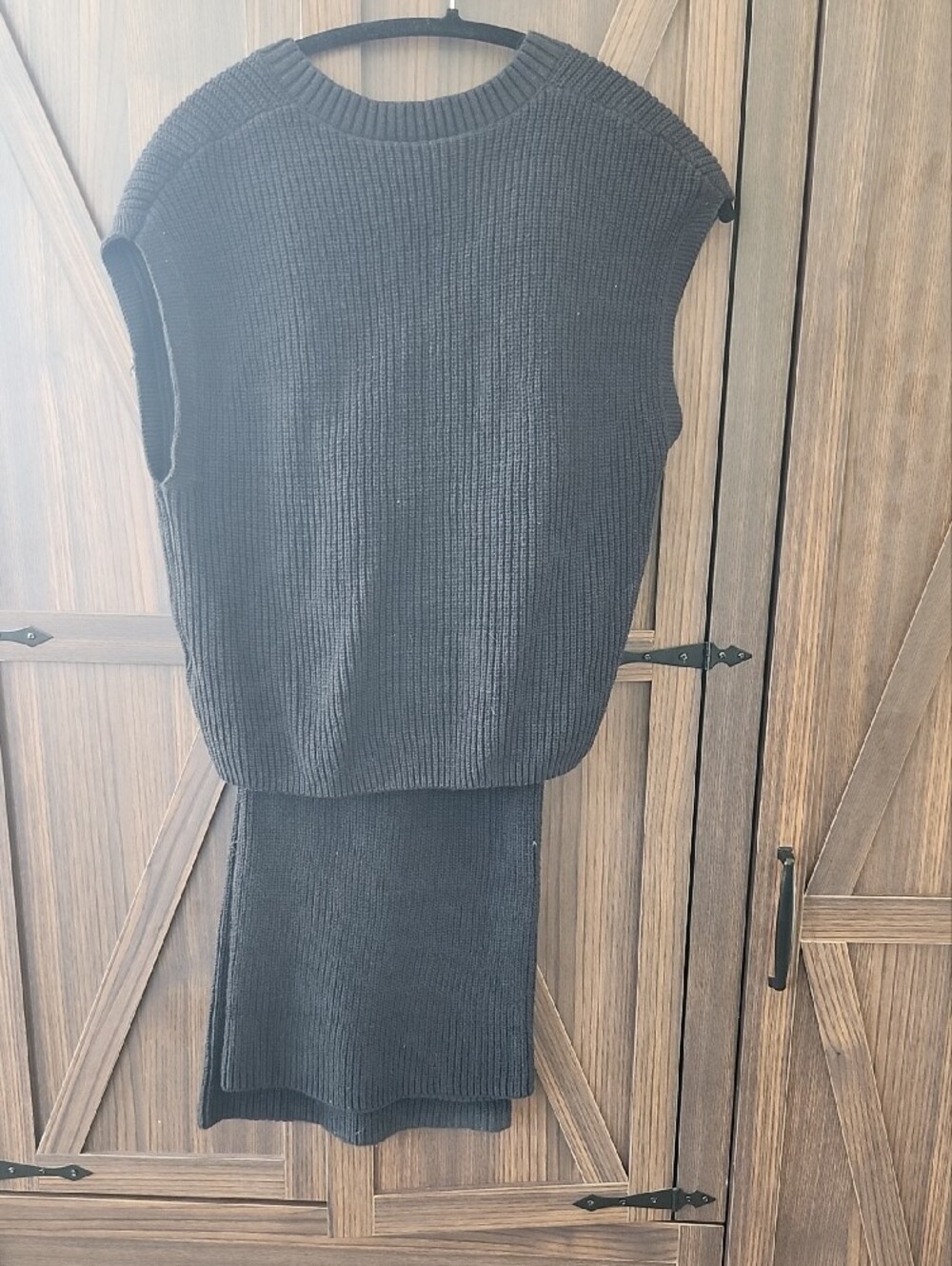 Black Knit V-Neck Outfit With Matching Top And Bottom - Picture 3 of 5